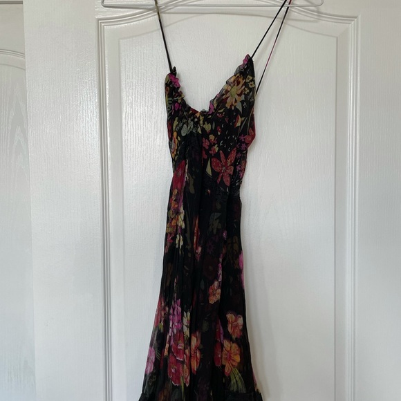 Dresses - Picture 2 of 5